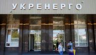 Women walk outside the headquarters of Ukrainian state power distributor Ukrenergo in Kiev, Ukraine June 30, 2017. REUTERS/Valentyn Ogirenko
