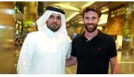 Brazilian midfielder Bruno Gallo (right) poses with a Qatar SC official upon his arrival in Doha yesterday. The announcement of Gallo’s move to Qatar SC for the new QSL season is expected to be made today at a press conference.