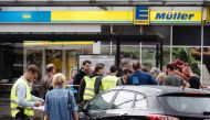 Police investigator work at the area around a supermarket in the northern German city of Hamburg, where a man killed one person and wounded several others in a knife attack, on July 28, 2017. (AFP / dpa / Markus Scholz)