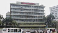 Commuters pass by the front of the Bangladesh central bank building in Dhaka, March 8, 2016 (REUTERS / Ashikur Rahman) 