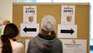 Voters enter a polling station during general election (Bundestagswahl) in Hamburg, Germany, September 24, 2017. REUTERS/Fabian Bimmer
