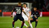 Bayern Munich's Polish forward Robert Lewandowski (C) vies with Paris Saint-Germain's French defender Layvin Kurzawa during the UEFA Champions League football match between Paris Saint-Germain and Bayern Munich on September 27, 2017 at the Parc des Prince