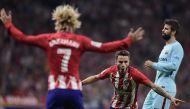 Atletico Madrid's Spanish midfielder Saul Niguez (C) celebrates a goal during the Spanish league football match Club Atletico de Madrid vs FC Barcelona at the Wanda Metropolitano stadium in Madrid on October 14, 2017. / AFP / JAVIER SORIANO
