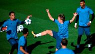 Real Madrid's Costa Rican goalkeeper Keylor Navas (L) and Real Madrid's Croatian midfielder Luka Modric attend a training session at Valdebebas Sport City in Madrid on October 16, 2017 on the eve of a Champions' League football match against Tottenham. / 