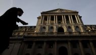 A worker walks past the Bank of England in the City of London, Britain November 1, 2017. REUTERS/Toby Melville
