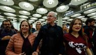 The mayor of Caracas, Antonio Ledezma (C) is greeted by his wife Mitzy Capriles (2-L) and his daughter Antoneta (R) upon his arrival to the Barajas Airport on November 18, 2017 in Madrid.  AFP / OSCAR DEL POZO
