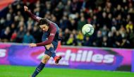 Paris Saint-Germain's Uruguayan forward Edinson Cavani shoots on goal during the French L1 football match between Paris Saint-Germain (PSG) and Nantes (FCN) at the Parc des Princes stadium in Paris on November 18, 2017. (AFP / Thomas SAMSON)