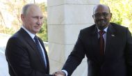Russian President Vladimir Putin shakes hands with Sudan's President Omar al-Bashir during their meeting in the Black Sea resort of Sochi, Russia, November 23, 2017. Sputnik/Mikhail Klimentyev/Kremlin 
