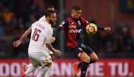 Genoa's forward Gianluca Lapadula (L) vies with Roma's Italian midfielder Daniele De Rossi (L) during the Italian Serie A football match Genoa Vs AS Roma on November 26, 2017 at the 'Luigi Ferraris' Stadium in Genoa. / AFP / Marco BERTORELLO