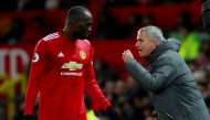 Manchester United manager Jose Mourinho speaks with Romelu Lukaku. Reuters/Jason Cairnduff 