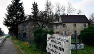  banner advertising a house to rent is pictured in Alwine, a splinter settlement of the town Uebigau-Wahrenbrueck, eastern Germany, on November 30, 2017. (AFP / Tobias Schwarz)