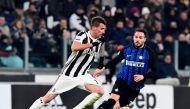 Juventus' Croatian forward Mario Mandzukic (L) vies with Inter Milan's defender Danilo D'Ambrosio during the Italian Serie A football match Juventus vs Inter Milan on December 9, 2017 at the Allianz stadium in Turin. / AFP / MIGUEL MEDINA