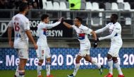 Lyon's forward Houssem Aouar (2ndL) is congratulated by teammates after scoring a goal during the French L1 football match between Amiens and Lyon on December 10, 2017 at the Licorne stadium in Amiens. / AFP / FRANCOIS LO PRESTI
