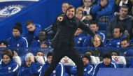 Chelsea's Italian head coach Antonio Conte gestures during the English League Cup quarter-final football match between Chelsea and Bournemouth at Stamford Bridge Stadium, in southwest London on December 20, 2017. AFP / Glyn KIRK  

