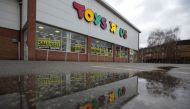 File photo of closing down posters are in the windows of a Toys 'R' Us store in south London, February 9, 2018. / AFP / Daniel LEAL-OLIVAS 