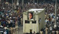 Indian fans watch as the funeral cortege of the late Bollywood actress Sridevi Kapoor passes through Mumbai on February 28, 2018. / AFP / PUNIT PARANJPE 