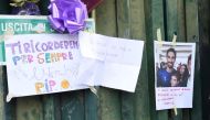 Football fans hang scarves and homages to late Fiorentina's captain Davide Astori on the fence of Fiorentina's stadium, on March 4, 2018 in Florence.  AFP / Claudio GIOVANNINI
