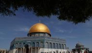A general view shows people visiting the Dome of the Rock in the al-Aqsa mosque compound in Jerusalem's Old City on March 27, 2018. AFP / Ahmad Gharabli