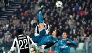 Real Madrid's Portuguese forward Cristiano Ronaldo (C) scores during the UEFA Champions League quarter-final first leg football match between Juventus and Real Madrid at the Allianz Stadium in Turin on April 3, 2018. / AFP / Alberto PIZZOLI
