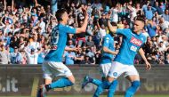 Napoli's Polish striker Arkadiusz Milik (L) celebrates after scoring during the Italian Serie A football match SSC Napoli vs AC Chievo Verona on April 8, 2018 at the San Paolo Stadium in Naples. / AFP / CARLO HERMANN