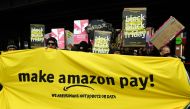Protesters during a demonstration to ask the online retailer Amazon to pay its employees fairly on November 24, 2017 on the Black Friday in Berlin. (AFP / dpa / Maurizio Gambarini) 