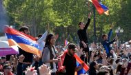 People celebrate after the release of the leader of Armenia's mass anti-government protests Nikol Pashinyan in Yerevan on April 23, 2018. / AFP / KAREN MINASYAN
