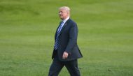 US President Donald Trump walks to greet supporters after he arrived at the White House on May 4, 2018 in Washington, DC. / AFP / Andrew CABALLERO-REYNOLDS