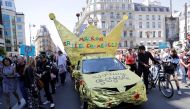 A car bears a crown bearing a writing which translates as 