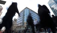 Pedestrians pass the shared building which houses the offices of Cambridge Analytica in central London on March 21, 2018. (AFP / Daniel Leal-Olivas) 