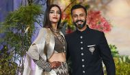 Indian Bollywood actress Sonam Kapoor and husband, businessman Anand Ahuja after their traditional marriage ceremony in Mumbai late on May 8, 2018. / AFP / Sujit Jaiswal
