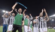 Juventus' goalkeeper from Italy Gianluigi Buffon celebrates with teammates at the end of the Italian Serie A football match AS Roma vs Juventus at the Olympic stadium on May 13, 2018 in Rome. AFP / TIZIANA FABI
