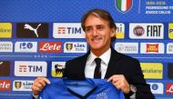 Italy's national football team newly appointed head coach, Roberto Mancini holds Italy's jersey during a press conference on May 15, 2018 at the national team's training centre at Coverciano near Florence.  AFP / Carlo BRESSAN
