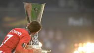 Atletico Madrid's French forward Antoine Griezmann kisses the trophy after the UEFA Europa League final football match between Olympique de Marseille and Club Atletico de Madrid at the Parc OL stadium in Decines-Charpieu, near Lyon on May 16, 2018. AFP / 