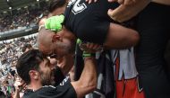 Juventus' goalkeeper Gianluigi Buffon greets fans before the Italian Serie A football match Juventus versus Verona, on May 19, 2018 at the Allianz Stadium in Turin.  AFP / Andreas SOLARO
