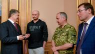In this handout picture taken and released on May 30, 2018 by the Ukrainian Presidential press service, Ukrainian President Petro Poroshenko (L) speaks with Russian anti-Kremlin journalist Arkady Babchenko (2nd L), head of Ukraine's security service Vasyl