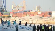 Migrants disembark from the Italian navy boat the Dattilo at the port of Valencia on June 17, 2018. AFP / PAU BARRENA
