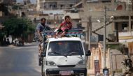 Syrians leave Daraa, southwestern Syria, after several days of intensified bombardment on June 23, 2018. AFP / Mohamad ABAZEED