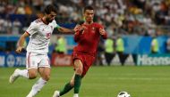Portugal's forward Cristiano Ronaldo (R) is marked by Iran's forward Karim Ansari Fard during the Russia 2018 World Cup Group B football match between Iran and Portugal at the Mordovia Arena in Saransk on June 25, 2018.  AFP / JUAN BARRETO 
