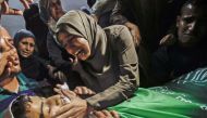 Relatives mourn during the funeral of Abdel Fattah Abu Azoum, 17, a Palestinian teenager who died after being hit by Israeli tank fire on the Gaza border on June 28, 2018, the territory's Hamas-run health ministry said.  AFP / Said Khatib