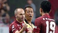 J-League club team Vissel Kobe's new signing, Spanish player Andres Iniesta (L), reacts with a teammate during a football match against Shonan Bellmare at Noevir Stadium in Kobe, Hyogo prefecture on July 22, 2018. (AFP / JIJI PRESS)