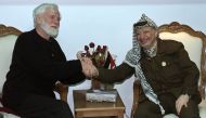 File photo of Palestinian President Yasser Arafat shakeing hands with the head of Israeli peace delegation Uri Avneri (L) in the West Bank City of Ramallah, January 22, 2002. REUTERS/Osama Silwadi/File Photo