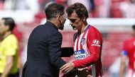 Atletico Madrid's Argentinian coach Diego Simeone (L) talks to Atletico Madrid's French forward Antoine Griezmann during the Spanish league football match between Club Atletico de Madrid and Eibar at the Wanda Metropolitan stadium in Madrid on September 1