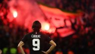 Flares burn as Paris Saint-Germain's Uruguayan forward Edinson Cavani looks on during their UEFA Champions' League football match Paris Saint Germain (PSG) against Red Star Belgrade at the Parc des Princes stadium in Paris on October 3, 2018. / AFP / FRAN