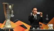 Former Portuguese football player Ricardo Carvalho shows the slip of Sevilla FC next to the cup during the draw for the round of 32 of the UEFA Europa League football tournament at the UEFA headquarters in Nyon on December 17, 2018. / AFP / Fabrice COFFRI