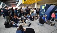 Passengers wait at the North Terminal at London Gatwick Airport, south of London, on December 20, 2018 after all flights were grounded due to drones flying over the airfield. / AFP / Glyn KIRK 