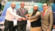 R K Murugan, handing over a memento to managing partner of Pick Quick Limousine. 