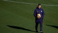 Barcelona's Spanish coach Ernesto Valverde attends a training session open to the public at the Mini Stadium in Barcelona on January 4, 2019. / AFP / Josep LAGO