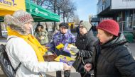 A member of the Reform party (L) hands over leaflets on March 2, 2019 in Tallinn, on the eve of Estonia's general elections. AFP / Raigo Pajula
 
