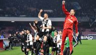 Juventus's players celebrate at the end of the Italian Serie A football match between Napoli and Juventus on March 3, 2019, at the San Paolo Stadium in Naples. / AFP / Alberto PIZZOLI
