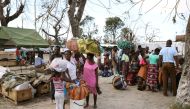 Evacuees from Buzi village carry their belongings as they arrive at the displacement center near the airport, after Cyclone Idai, in Beira, Mozambique, March 25, 2019. REUTERS/Siphiwe Sibeko